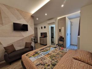 a bedroom with a bed and a tv on a wall at A 2 min dal Trenino Rosso Monolocale CLESSIDRA1 in Tirano