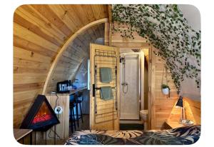 a small room with a bed in a tiny house at Les Chalets du Parc in Saint-Eulien