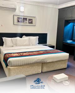 Llit o llits en una habitació de Summer Land Hotel
