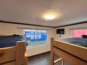 a bedroom with two beds and a window at Raiza Hotel in Concepción