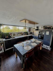 a kitchen with a table and chairs in a kitchen at Péniche Bonne Chance in Eckwersheim