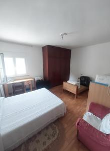 a bedroom with a bed and a couch in it at Casa Vila in Pol