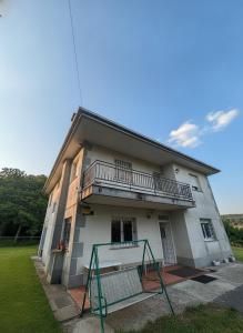 a building with a basketball hoop in front of it at Casa Vila in Pol