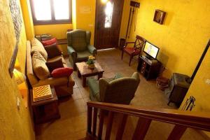 コルテス・デ・ラ・フロンテラにあるCasa El Patioのリビングルーム(家具、テレビ付)