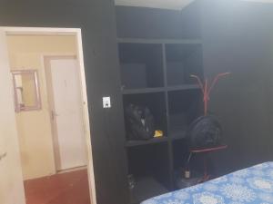 a bedroom with a blue wall with a shelf at Casa Marina Morro Branco in Beberibe