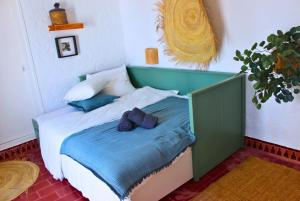 a bed with two pillows on it in a room at Espectacular dúplex a pie de mar in Cabo Negro