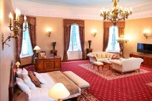 sypialnia z dużym łóżkiem i salonem w obiekcie Pałac Żelechów Spa & Wellness w mieście Żelechów