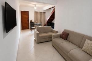 a living room with a couch and two chairs at Chalé Charmoso na Serra de Penedo in Penedo