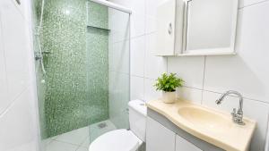 a bathroom with a toilet and a sink and a shower at Chalé Charmoso na Serra de Penedo in Penedo +17 photos