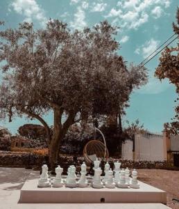 a giant chessboard in front of a tree at Hotel Residence Noto Marina Relais in Calabernardo