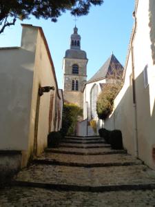 エペルネーにあるLe Saint Vincentの塔のある教会へと続く階段