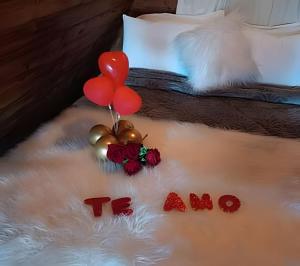 a bed with balloons and the words happy new year at Imperatriz Cabanas (Chalé 2 com piscina e hidro) in Santo Amaro da Imperatriz +94 photos