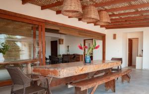 a dining room with a wooden table and chairs at Casa Orybá in Prado
