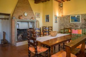フィレンツェにあるFattoria Il Milione Agriturismoのダイニングルーム(テーブル、暖炉付)