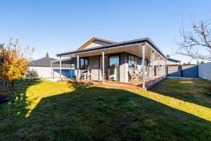 a house with a large yard in front of it at Twizel Cottages in Twizel