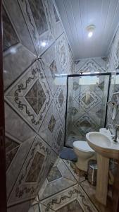 a bathroom with a toilet and a sink at Studio Executivo Completo com Garagem , Ar e Wi-fi in Parauapebas +16 photos