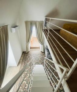 a staircase in a room with a window at Apuliantales Cottage Bari in Carbonara di Bari