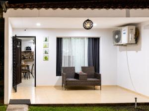 a living room with a chair and a television at Escápate a Jacó apartamento completo in Jacó