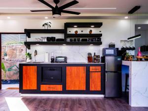 a kitchen with a black and wooden counter top at Vibra Barranquitashot pool in Barrancas