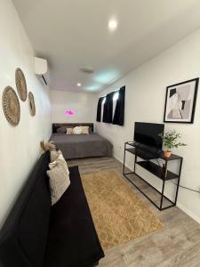 a living room with a couch and a bed at Vibra Barranquitashot pool in Barrancas