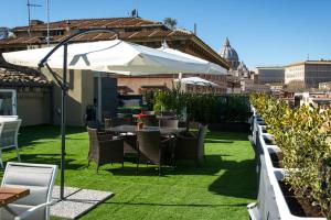 A garden outside Brunelleschi Holidays Hostel