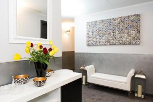 A seating area at Brunelleschi Holidays Hostel