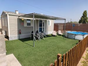 a backyard with a pool and a house at Residencial Robles in Sanlúcar de Barrameda