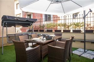 A patio or other outdoor area at Brunelleschi Holidays Hostel