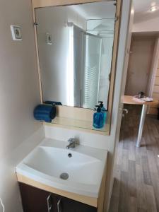 a bathroom with a white sink and a mirror at Residencial Robles in Sanlúcar de Barrameda +8 photos