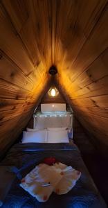 a small room with a bed in a wooden ceiling at Imperatriz Cabanas (Chalé 1 com hidromassagem) in Santo Amaro da Imperatriz
