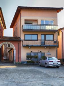 une voiture garée dans un parking en face d'un bâtiment dans l'établissement The Lake Apartment, à Colico