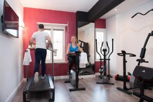 The fitness centre and/or fitness facilities at Brunelleschi Holidays Hostel