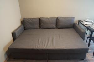 a couch in a living room with a table at Studio Alboran in Salou