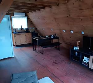 a living room with a table and a kitchen at Imperatriz Cabanas (Chalé 1 com hidromassagem) in Santo Amaro da Imperatriz