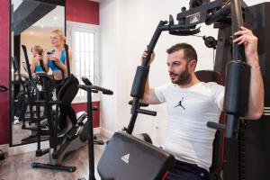 The fitness centre and/or fitness facilities at Brunelleschi Holidays Hostel