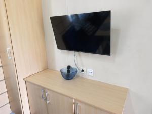a television on top of a cabinet with a bowl on it at Residencial Robles in Sanlúcar de Barrameda