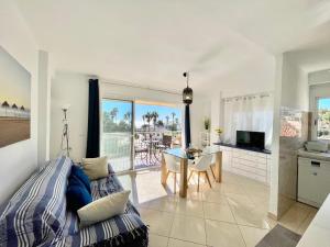 a bedroom with a bed and a kitchen with a table at Apartamento El Nido in Torre del Mar
