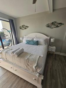 a bedroom with a bed with a cat laying on it at Salty Love Nest in Fort Walton Beach +11 photos