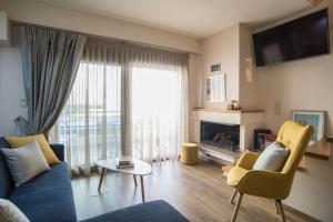 a living room with a blue couch and a fireplace at Kyan Bay in Itea