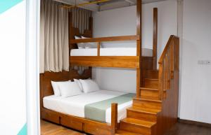 ein Schlafzimmer mit zwei Etagenbetten und einer Treppe in der Unterkunft Luna Leaf in Kandy