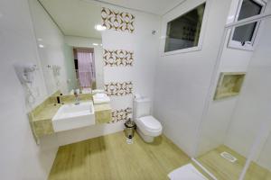 La salle de bains est pourvue de toilettes, d'un lavabo et d'une douche. dans l'établissement Select Hotel, à Palmas