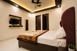 a bedroom with a bed and a ceiling fan at Hotel Brothers Elite Stay in Panchkula