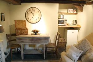 una habitación con una mesa y un reloj en la pared en Riverside House, en Norwich