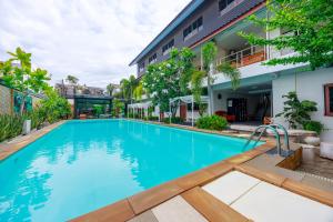 a swimming pool in front of a building at P.U. Inn Resort in Phra Nakhon Si Ayutthaya