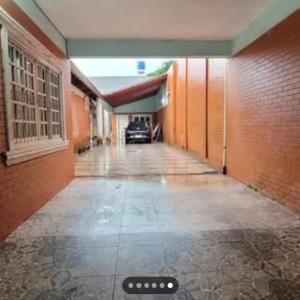 an empty hallway with a car parked in a building at Cómo en casa CDE in Ciudad del Este