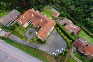 an aerial view of a large house with a yard at Estúdio Romântico in Campos do Jordão