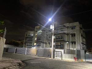 a street light in front of a building at night at Apt cómodo a 6 minuto de megacentro in El Bonito +3 photos