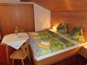 ヴァークラインにあるHaus Lärchenheimのベッドルーム1室(ベッド1台、キャンドル付きテーブル付)