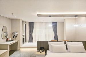 a bedroom with a bed and a window with curtains at 주노 호텔 in Tujŏng-dong