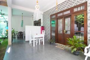 a kitchen and dining room with a white table and chairs at The Canapy Nest Ella in Ella